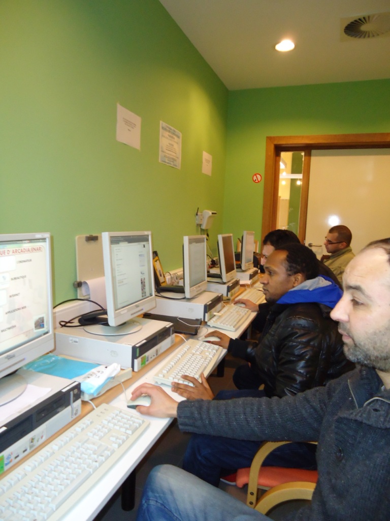 Apprenants de néerlandais dans la salle informatique