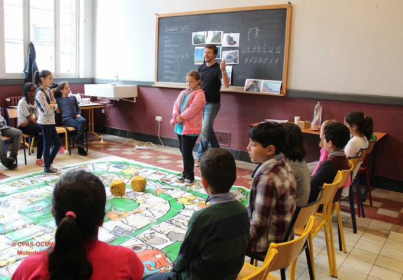 Enfants qui jouent un immense jeu de l'oie 