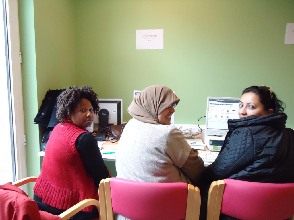 Leerlingen Nederlandse les werken op computer