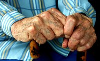 Mains d'une personne âgée
