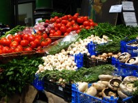 Photo d'un étal de marché rempli de légumes